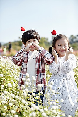 포토 JPG 주간 여자 남자 어린이라이프 어린이 꽃밭 서기 미소 상반신 야외 두명 앞모습 귀여움 한국인 하트 짝꿍 머리핀 손하트 애교 어린이만 국내포토 자연요소 모양 라이프스타일 꽃 뷰포인트 컨셉 장신구 모션 표정 사람 동양인 손짓 친구 파일형식