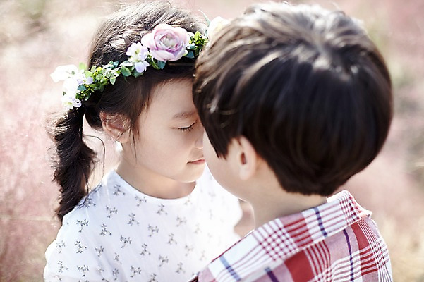 포토 JPG 주간 여자 남자 어린이라이프 어린이 꽃밭 서기 상반신 야외 두명 옆모습 귀여움 화관 한국인 짝꿍 이마맞대기 어린이만 국내포토 자연요소 라이프스타일 꽃 뷰포인트 컨셉 모션 사람 동양인 친구 얼굴맞대기 파일형식