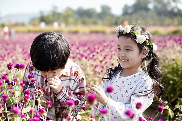 포토 JPG 주간 여자 남자 어린이라이프 어린이 꽃밭 서기 미소 상반신 야외 두명 앞모습 귀여움 화관 한국인 짝꿍 향기 꽃구경 어린이만 국내포토 자연요소 라이프스타일 꽃 뷰포인트 컨셉 모션 표정 사람 동양인 친구 냄새 파일형식
