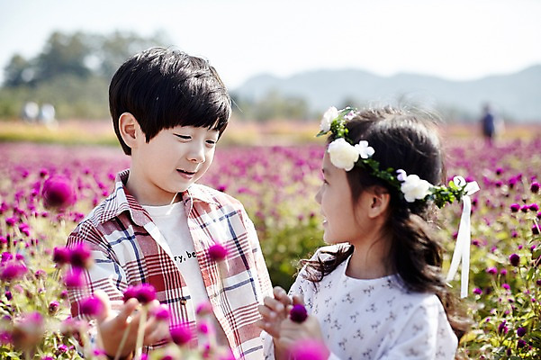 포토 JPG 주간 여자 남자 꽃 어린이라이프 어린이 꽃밭 미소 상반신 야외 두명 앞모습 마주보기 귀여움 화관 한국인 짝꿍 어린이만 국내포토 자연요소 식물 라이프스타일 뷰포인트 컨셉 모션 표정 사람 동양인 친구 파일형식