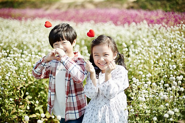 포토 JPG 주간 여자 남자 어린이라이프 어린이 꽃밭 서기 미소 상반신 야외 두명 앞모습 귀여움 한국인 하트 짝꿍 머리핀 손하트 애교 어린이만 국내포토 자연요소 모양 라이프스타일 꽃 뷰포인트 컨셉 장신구 모션 표정 사람 동양인 손짓 친구 파일형식