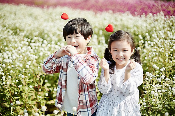 포토 JPG 주간 여자 남자 어린이라이프 어린이 꽃밭 서기 미소 상반신 야외 두명 앞모습 귀여움 한국인 하트 짝꿍 머리핀 손하트 애교 어린이만 국내포토 자연요소 모양 라이프스타일 꽃 뷰포인트 컨셉 장신구 모션 표정 사람 동양인 손짓 친구 파일형식