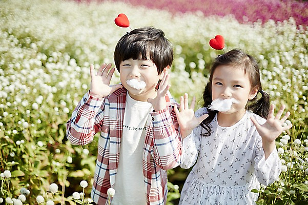 포토 JPG 주간 여자 남자 어린이라이프 어린이 꽃밭 장난 서기 상반신 야외 두명 앞모습 귀여움 한국인 하트 짝꿍 머리핀 솜사탕 애교 어린이만 국내포토 자연요소 모양 라이프스타일 꽃 뷰포인트 컨셉 장신구 모션 디저트 사람 동양인 친구 파일형식