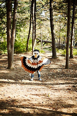 포토 JPG 주간 전신 남자 어린이라이프 어린이 조류 한명 야외 앞모습 달리기 분장 귀여움 한국인 숲속 역할놀이 코스프레 소년한명만 국내포토 자연요소 동물 1 라이프스타일 뷰포인트 컨셉 모션 놀이 사람 동양인 숲 남자한명만 소년만 파일형식