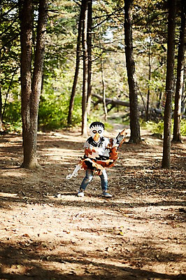 포토 JPG 주간 전신 남자 어린이라이프 어린이 조류 한명 서기 야외 앞모습 분장 귀여움 한국인 숲속 역할놀이 코스프레 소년한명만 국내포토 자연요소 동물 1 라이프스타일 뷰포인트 컨셉 모션 놀이 사람 동양인 숲 남자한명만 소년만 파일형식