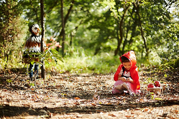 포토 JPG 주간 전신 여자 남자 어린이라이프 어린이 조류 서기 앉기 야외 두명 앞모습 분장 귀여움 한국인 짝꿍 사과 숲속 빨간망토 역할놀이 코스프레 어린이만 국내포토 자연요소 동물 라이프스타일 뷰포인트 컨셉 과일 모션 놀이 사람 동양인 친구 숲 망토 파일형식