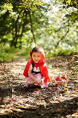 포토 JPG 주간 전신 여자 어린이라이프 어린이 한명 앉기 야외 앞모습 분장 귀여움 한국인 사과 숲속 도토리 빨간망토 역할놀이 코스프레 소녀한명만 국내포토 자연요소 1 라이프스타일 뷰포인트 컨셉 과일 모션 놀이 사람 동양인 견과류 숲 망토 여자한명만 소녀만 파일형식