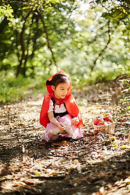 포토 JPG 주간 전신 여자 어린이라이프 어린이 한명 앉기 야외 앞모습 분장 귀여움 한국인 사과 숲속 도토리 빨간망토 역할놀이 코스프레 소녀한명만 국내포토 자연요소 1 라이프스타일 뷰포인트 컨셉 과일 모션 놀이 사람 동양인 견과류 숲 망토 여자한명만 소녀만 파일형식