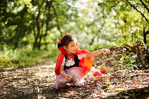 포토 JPG 주간 전신 여자 어린이라이프 어린이 한명 앉기 야외 앞모습 분장 귀여움 한국인 사과 숲속 도토리 빨간망토 역할놀이 코스프레 소녀한명만 국내포토 자연요소 1 라이프스타일 뷰포인트 컨셉 과일 모션 놀이 사람 동양인 견과류 숲 망토 여자한명만 소녀만 파일형식