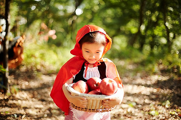포토 JPG 주간 여자 어린이라이프 어린이 한명 들기 상반신 야외 앞모습 분장 걷기 귀여움 한국인 사과 숲속 빨간망토 사과바구니 역할놀이 코스프레 소녀한명만 국내포토 자연요소 1 라이프스타일 뷰포인트 컨셉 과일 모션 놀이 사람 동양인 바구니 숲 망토 여자한명만 소녀만 파일형식