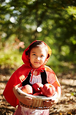 포토 JPG 주간 여자 어린이라이프 어린이 한명 들기 상반신 야외 앞모습 분장 걷기 귀여움 한국인 사과 숲속 빨간망토 사과바구니 역할놀이 코스프레 소녀한명만 국내포토 자연요소 1 라이프스타일 뷰포인트 컨셉 과일 모션 놀이 사람 동양인 바구니 숲 망토 여자한명만 소녀만 파일형식