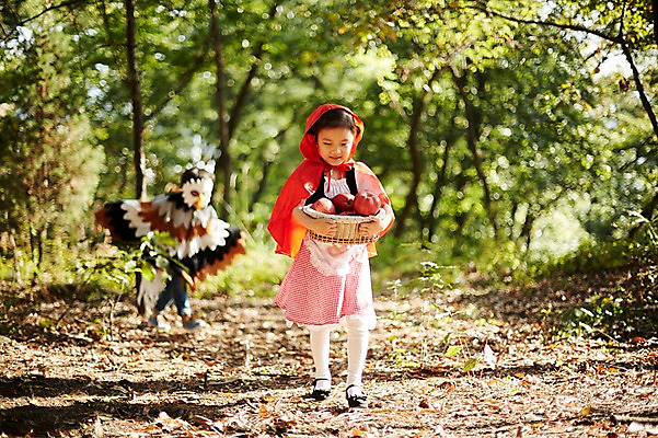 포토 JPG 주간 전신 여자 남자 어린이라이프 어린이 조류 들기 야외 두명 앞모습 분장 걷기 귀여움 한국인 짝꿍 사과 숲속 추적 빨간망토 사과바구니 역할놀이 코스프레 어린이만 국내포토 자연요소 동물 라이프스타일 뷰포인트 컨셉 과일 모션 놀이 사람 동양인 친구 바구니 숲 망토 파일형식
