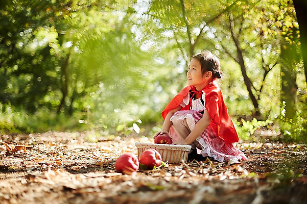 포토 JPG 주간 전신 응시 여자 어린이라이프 어린이 한명 앉기 야외 옆모습 분장 귀여움 한국인 사과 숲속 담기 빨간망토 사과바구니 역할놀이 코스프레 소녀한명만 국내포토 자연요소 1 라이프스타일 시선 뷰포인트 컨셉 과일 모션 놀이 사람 동양인 바구니 숲 망토 여자한명만 소녀만 파일형식
