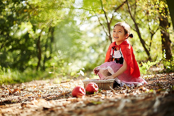 포토 JPG 주간 전신 응시 여자 어린이라이프 어린이 한명 미소 앉기 야외 옆모습 분장 귀여움 한국인 사과 숲속 빨간망토 사과바구니 역할놀이 코스프레 소녀한명만 국내포토 자연요소 1 라이프스타일 시선 뷰포인트 컨셉 과일 모션 놀이 표정 사람 동양인 바구니 숲 망토 여자한명만 소녀만 파일형식