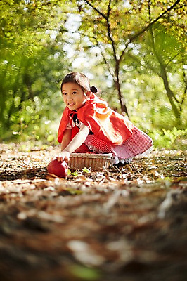 포토 JPG 주간 전신 응시 여자 어린이라이프 어린이 한명 미소 앉기 야외 앞모습 분장 귀여움 한국인 사과 숲속 담기 빨간망토 사과바구니 역할놀이 코스프레 소녀한명만 국내포토 자연요소 1 라이프스타일 시선 뷰포인트 컨셉 과일 모션 놀이 표정 사람 동양인 바구니 숲 망토 여자한명만 소녀만 파일형식
