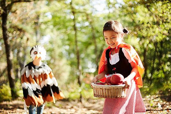 포토 JPG 주간 여자 남자 어린이라이프 어린이 조류 들기 상반신 야외 두명 앞모습 아웃포커스 분장 걷기 귀여움 한국인 짝꿍 사과 숲속 추적 빨간망토 사과바구니 역할놀이 코스프레 어린이만 국내포토 자연요소 동물 라이프스타일 뷰포인트 컨셉 과일 모션 놀이 촬영기법 사람 동양인 친구 바구니 숲 망토 파일형식