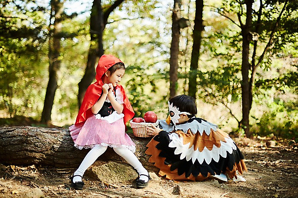 포토 JPG 주간 전신 여자 남자 어린이라이프 어린이 조류 앉기 야외 두명 앞모습 분장 귀여움 한국인 짝꿍 사과 숲속 빨간망토 사과바구니 역할놀이 코스프레 어린이만 국내포토 자연요소 동물 라이프스타일 뷰포인트 컨셉 과일 모션 놀이 사람 동양인 친구 바구니 숲 망토 파일형식