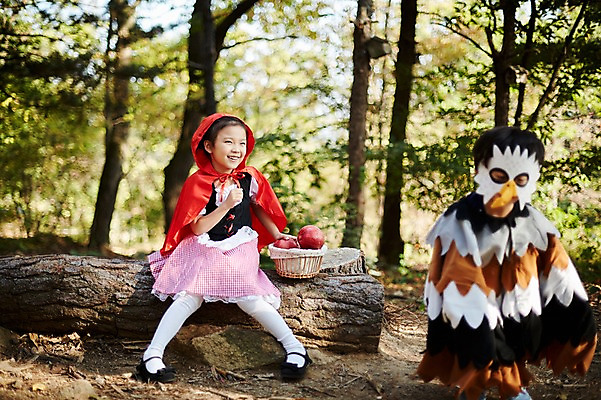 포토 JPG 주간 전신 여자 남자 어린이라이프 어린이 조류 앉기 상반신 야외 두명 앞모습 분장 귀여움 한국인 짝꿍 사과 숲속 빨간망토 사과바구니 역할놀이 코스프레 어린이만 국내포토 자연요소 동물 라이프스타일 뷰포인트 컨셉 과일 모션 놀이 사람 동양인 친구 바구니 숲 망토 파일형식