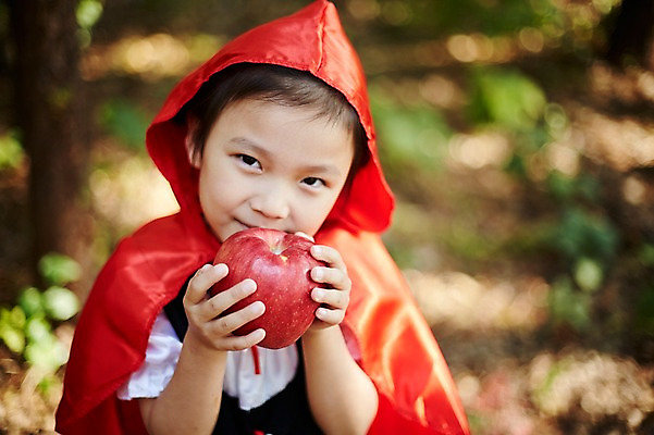 포토 JPG 주간 여자 어린이라이프 어린이 한명 서기 들기 상반신 야외 앞모습 분장 귀여움 한국인 사과 숲속 빨간망토 역할놀이 코스프레 소녀한명만 국내포토 자연요소 1 라이프스타일 뷰포인트 컨셉 과일 모션 놀이 사람 동양인 숲 망토 여자한명만 소녀만 파일형식