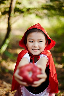 포토 JPG 주간 여자 어린이라이프 어린이 한명 서기 미소 상반신 야외 앞모습 분장 귀여움 한국인 사과 숲속 주기 빨간망토 역할놀이 코스프레 소녀한명만 국내포토 자연요소 1 라이프스타일 뷰포인트 컨셉 과일 모션 놀이 표정 사람 동양인 숲 망토 여자한명만 소녀만 파일형식
