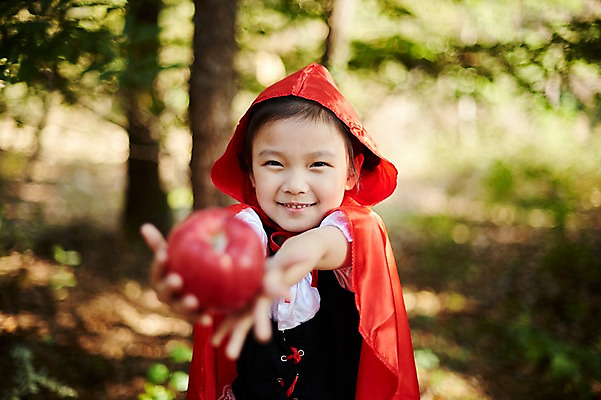 포토 JPG 주간 여자 어린이라이프 어린이 한명 서기 상반신 야외 앞모습 분장 귀여움 한국인 사과 숲속 주기 빨간망토 역할놀이 코스프레 소녀한명만 국내포토 자연요소 1 라이프스타일 뷰포인트 컨셉 과일 모션 놀이 사람 동양인 숲 망토 여자한명만 소녀만 파일형식