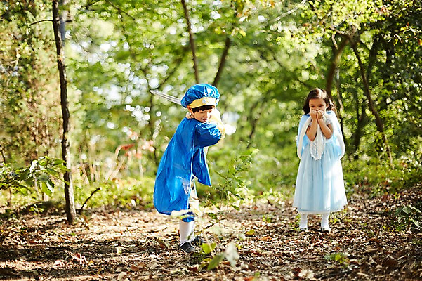 포토 JPG 주간 전신 여자 남자 어린이라이프 어린이 서기 야외 두명 앞모습 분장 귀여움 한국인 짝꿍 칼 숲속 공주님 역할놀이 왕자 코스프레 어린이만 국내포토 자연요소 라이프스타일 뷰포인트 컨셉 모션 놀이 사람 동양인 친구 숲 파일형식