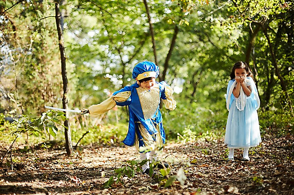 포토 JPG 주간 전신 여자 남자 어린이라이프 어린이 서기 야외 두명 앞모습 달리기 분장 귀여움 한국인 짝꿍 칼 숲속 공주님 역할놀이 왕자 코스프레 어린이만 국내포토 자연요소 라이프스타일 뷰포인트 컨셉 모션 놀이 사람 동양인 친구 숲 파일형식