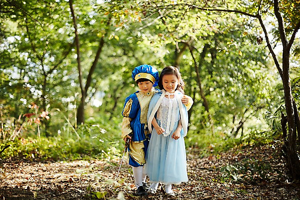포토 JPG 주간 전신 여자 남자 어린이라이프 어린이 서기 야외 두명 앞모습 분장 귀여움 한국인 짝꿍 숲속 공주님 역할놀이 왕자 코스프레 어린이만 어깨에손 국내포토 자연요소 라이프스타일 뷰포인트 컨셉 모션 놀이 사람 동양인 친구 숲 파일형식