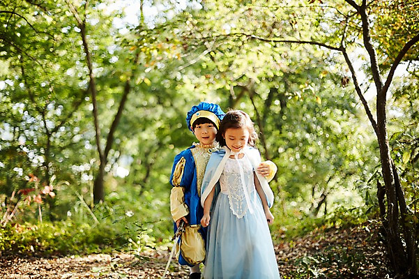 포토 JPG 주간 여자 남자 어린이라이프 어린이 서기 상반신 야외 두명 앞모습 분장 귀여움 한국인 짝꿍 칼 숲속 공주님 역할놀이 왕자 코스프레 어린이만 어깨에손 국내포토 자연요소 라이프스타일 뷰포인트 컨셉 모션 놀이 사람 동양인 친구 숲 파일형식