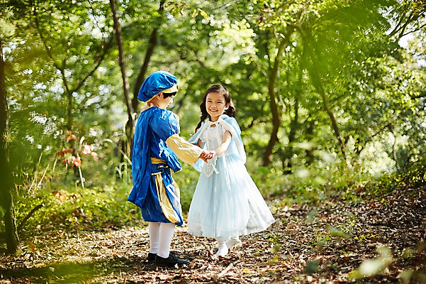 포토 JPG 주간 전신 여자 남자 어린이라이프 어린이 서기 미소 야외 두명 옆모습 분장 귀여움 손잡기 한국인 짝꿍 숲속 공주님 역할놀이 왕자 코스프레 어린이만 국내포토 자연요소 라이프스타일 뷰포인트 컨셉 모션 놀이 표정 사람 동양인 친구 숲 파일형식