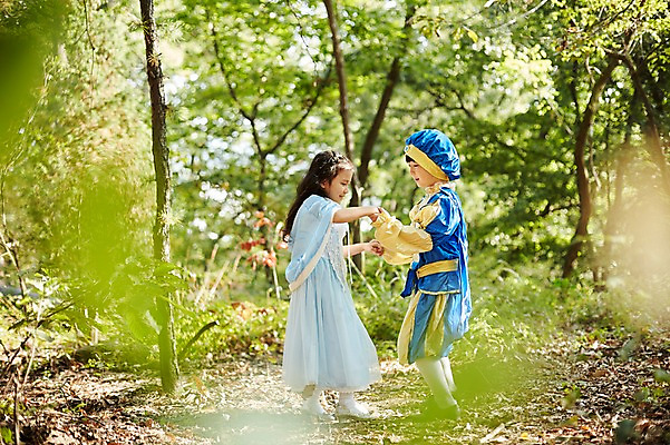 포토 JPG 주간 전신 여자 남자 어린이라이프 어린이 서기 야외 두명 옆모습 분장 귀여움 손잡기 한국인 짝꿍 숲속 공주님 역할놀이 왕자 코스프레 어린이만 국내포토 자연요소 라이프스타일 뷰포인트 컨셉 모션 놀이 사람 동양인 친구 숲 파일형식