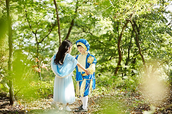 포토 JPG 주간 전신 여자 남자 어린이라이프 어린이 서기 미소 야외 두명 앞모습 뒷모습 분장 귀여움 손잡기 한국인 짝꿍 숲속 공주님 역할놀이 왕자 코스프레 어린이만 국내포토 자연요소 라이프스타일 뷰포인트 컨셉 모션 놀이 표정 사람 동양인 친구 숲 파일형식