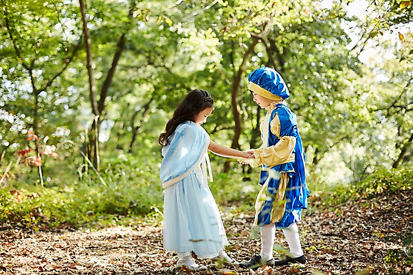 포토 JPG 주간 전신 여자 남자 어린이라이프 어린이 서기 야외 두명 옆모습 분장 귀여움 손잡기 한국인 짝꿍 숲속 공주님 역할놀이 왕자 코스프레 어린이만 국내포토 자연요소 라이프스타일 뷰포인트 컨셉 모션 놀이 사람 동양인 친구 숲 파일형식