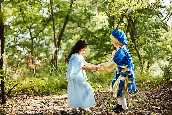 포토 JPG 주간 전신 여자 남자 어린이라이프 어린이 서기 야외 두명 옆모습 분장 귀여움 손잡기 한국인 짝꿍 숲속 공주님 역할놀이 왕자 코스프레 어린이만 국내포토 자연요소 라이프스타일 뷰포인트 컨셉 모션 놀이 사람 동양인 친구 숲 파일형식