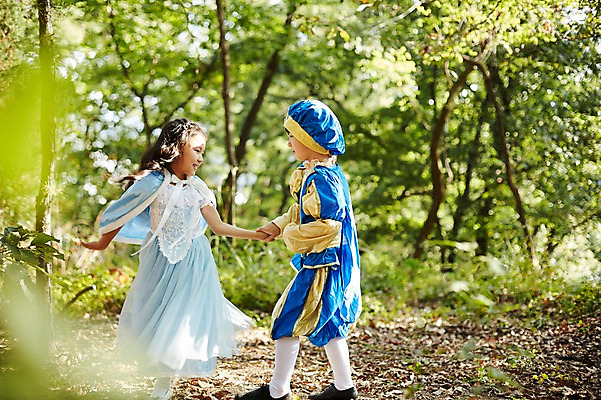 포토 JPG 주간 전신 여자 남자 어린이라이프 어린이 서기 야외 두명 앞모습 옆모습 분장 귀여움 손잡기 한국인 짝꿍 숲속 공주님 역할놀이 왕자 코스프레 어린이만 국내포토 자연요소 라이프스타일 뷰포인트 컨셉 모션 놀이 사람 동양인 친구 숲 파일형식