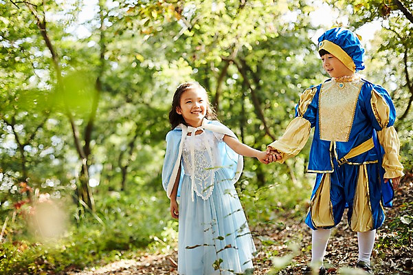 포토 JPG 주간 전신 여자 남자 어린이라이프 어린이 미소 야외 두명 앞모습 분장 걷기 귀여움 손잡기 한국인 짝꿍 숲속 공주님 역할놀이 왕자 코스프레 어린이만 국내포토 자연요소 라이프스타일 뷰포인트 컨셉 모션 놀이 표정 사람 동양인 친구 숲 파일형식