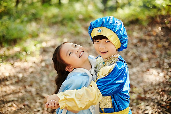 포토 JPG 주간 여자 남자 어린이라이프 어린이 미소 상반신 야외 두명 옆모습 분장 귀여움 손잡기 한국인 춤 짝꿍 숲속 즐거움 공주님 역할놀이 왕자 코스프레 어린이만 국내포토 자연요소 라이프스타일 감정 뷰포인트 컨셉 모션 놀이 문화예술 표정 사람 동양인 친구 숲 파일형식