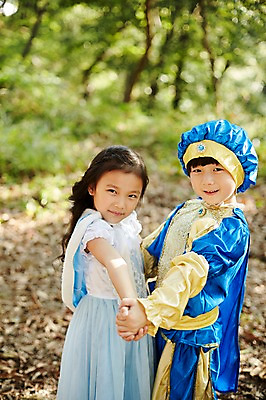 포토 JPG 주간 여자 남자 어린이라이프 어린이 미소 상반신 야외 두명 옆모습 분장 귀여움 손잡기 한국인 춤 짝꿍 숲속 즐거움 공주님 역할놀이 왕자 코스프레 어린이만 국내포토 자연요소 라이프스타일 감정 뷰포인트 컨셉 모션 놀이 문화예술 표정 사람 동양인 친구 숲 파일형식
