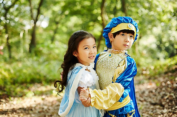 포토 JPG 주간 여자 남자 어린이라이프 어린이 미소 상반신 야외 두명 옆모습 분장 귀여움 손잡기 한국인 춤 짝꿍 숲속 즐거움 공주님 역할놀이 왕자 코스프레 어린이만 국내포토 자연요소 라이프스타일 감정 뷰포인트 컨셉 모션 놀이 문화예술 표정 사람 동양인 친구 숲 파일형식