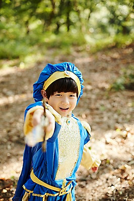 포토 JPG 주간 남자 어린이라이프 어린이 한명 서기 미소 상반신 야외 앞모습 분장 귀여움 한국인 칼 숲속 역할놀이 왕자 코스프레 소년한명만 국내포토 자연요소 1 라이프스타일 뷰포인트 컨셉 모션 놀이 표정 사람 동양인 숲 남자한명만 소년만 파일형식