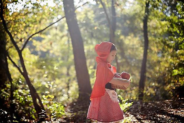 포토 JPG 주간 여자 어린이라이프 어린이 한명 들기 상반신 야외 옆모습 분장 걷기 귀여움 한국인 사과 숲속 빨간망토 사과바구니 역할놀이 코스프레 소녀한명만 국내포토 자연요소 1 라이프스타일 뷰포인트 컨셉 과일 모션 놀이 사람 동양인 바구니 숲 망토 여자한명만 소녀만 파일형식