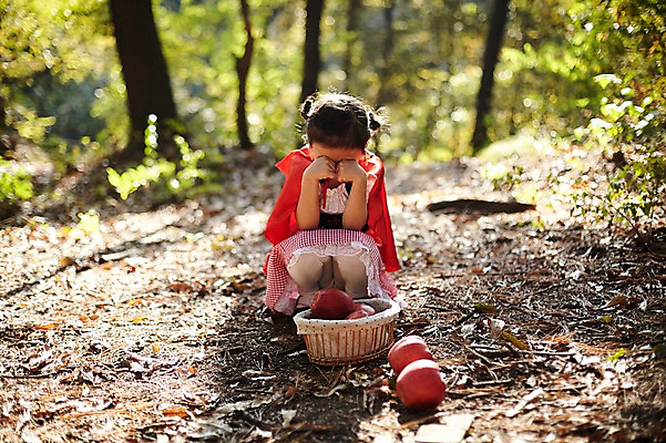 포토 JPG 주간 전신 여자 어린이라이프 어린이 한명 앉기 야외 앞모습 분장 귀여움 한국인 슬픔 떨어짐 사과 울음 숲속 빨간망토 사과바구니 역할놀이 코스프레 소녀한명만 국내포토 자연요소 1 라이프스타일 감정 뷰포인트 컨셉 과일 모션 놀이 표정 사람 동양인 바구니 숲 망토 여자한명만 소녀만 파일형식