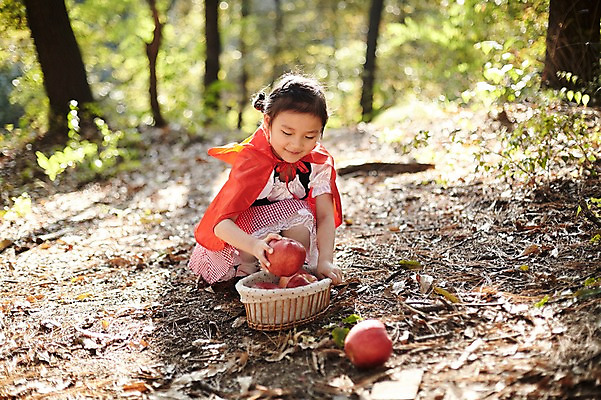 포토 JPG 주간 전신 여자 어린이라이프 어린이 한명 앉기 야외 앞모습 분장 귀여움 한국인 사과 숲속 담기 빨간망토 사과바구니 역할놀이 코스프레 소녀한명만 국내포토 자연요소 1 라이프스타일 뷰포인트 컨셉 과일 모션 놀이 사람 동양인 바구니 숲 망토 여자한명만 소녀만 파일형식