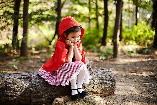 포토 JPG 주간 전신 여자 어린이라이프 어린이 한명 앉기 야외 앞모습 분장 귀여움 턱괴기 한국인 사과 숲속 통나무 빨간망토 사과바구니 역할놀이 코스프레 소녀한명만 국내포토 자연요소 나무 1 라이프스타일 뷰포인트 컨셉 과일 모션 놀이 사람 동양인 바구니 숲 망토 여자한명만 소녀만 파일형식