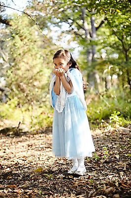 포토 JPG 주간 전신 여자 어린이라이프 어린이 한명 서기 야외 앞모습 분장 귀여움 한국인 숲속 공주님 역할놀이 코스프레 소녀한명만 국내포토 자연요소 1 라이프스타일 뷰포인트 컨셉 모션 놀이 사람 동양인 숲 여자한명만 소녀만 파일형식