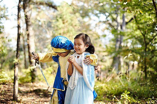 포토 JPG 주간 여자 남자 어린이라이프 어린이 어깨동무 서기 상반신 야외 두명 앞모습 분장 귀여움 한국인 짝꿍 칼 숲속 공주님 역할놀이 왕자 코스프레 어린이만 국내포토 자연요소 라이프스타일 뷰포인트 포즈 컨셉 모션 놀이 사람 동양인 친구 숲 파일형식