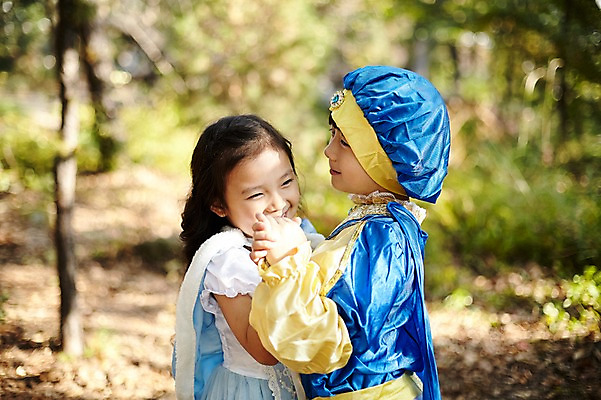 포토 JPG 주간 여자 남자 어린이라이프 어린이 서기 상반신 야외 두명 옆모습 분장 귀여움 손잡기 한국인 춤 짝꿍 숲속 공주님 역할놀이 왕자 코스프레 어린이만 국내포토 자연요소 라이프스타일 뷰포인트 컨셉 모션 놀이 문화예술 사람 동양인 친구 숲 파일형식