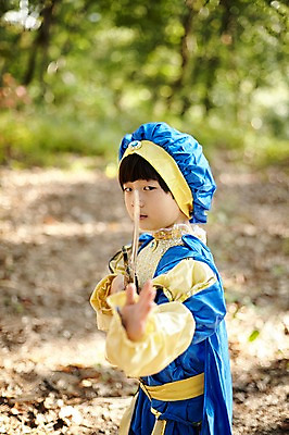 포토 JPG 주간 남자 어린이라이프 어린이 한명 서기 상반신 야외 옆모습 분장 귀여움 한국인 칼 숲속 역할놀이 왕자 코스프레 소년한명만 국내포토 자연요소 1 라이프스타일 뷰포인트 컨셉 모션 놀이 사람 동양인 숲 남자한명만 소년만 파일형식