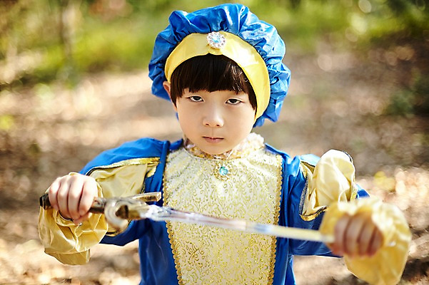 포토 JPG 주간 남자 어린이라이프 어린이 한명 서기 상반신 야외 앞모습 분장 귀여움 한국인 칼 숲속 역할놀이 왕자 코스프레 소년한명만 국내포토 자연요소 1 라이프스타일 뷰포인트 컨셉 모션 놀이 사람 동양인 숲 남자한명만 소년만 파일형식