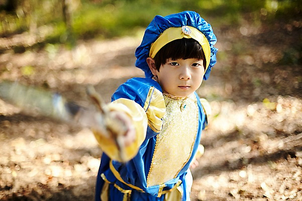 포토 JPG 주간 남자 어린이라이프 어린이 한명 서기 상반신 야외 앞모습 분장 귀여움 한국인 칼 숲속 역할놀이 왕자 코스프레 소년한명만 국내포토 자연요소 1 라이프스타일 뷰포인트 컨셉 모션 놀이 사람 동양인 숲 남자한명만 소년만 파일형식